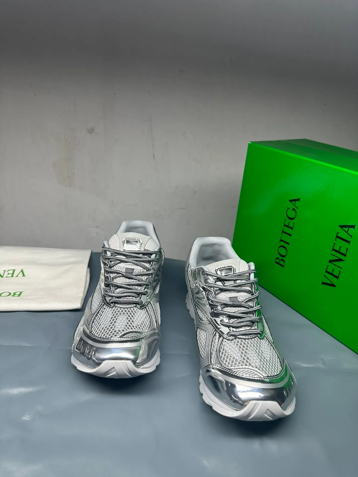 👟👟Ex-factory price 600👟👟 Men's size +10 Real photos 🔥🔥BV Orbit sneakers Wang Yibo's same style couple's dad shoes Runner sneakers, made of lightweight technical mesh fabric. Matched with geometric pattern designed rubber outsole, Wang Zha series high version. Look for the package technology. It is actually a lot taller, but the legs are still slim. Very nice, playable and durable. Matched to the standard💯 Package shoe technology. Look for the high version. The outsole is made of color-blocked TPU outsole. Women's model 35 36 37 38 39 40 41 42 (40 41 42 43 44 45 customized) (Customer logo can be accepted without refund or exchange at a favorable price) Equipped with original packaging